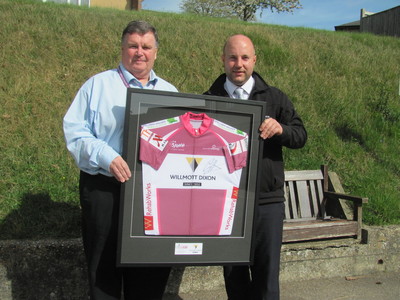 Hospital presents signed Sir Chris Hoy T-shirt to construction firm