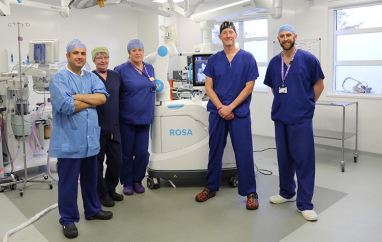 Mr Alex Chipperfield, Consultant Orthopaedic Surgeon at Benenden Hospital, with members of the Theatres team and the ROSA robot 