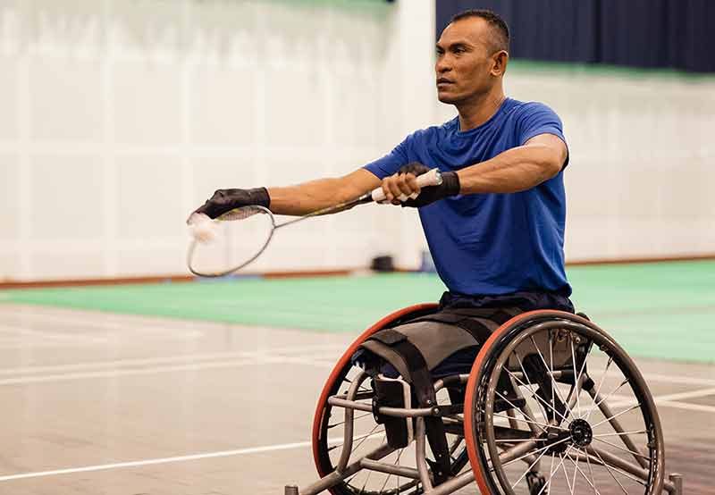 Para athlete playing badminton