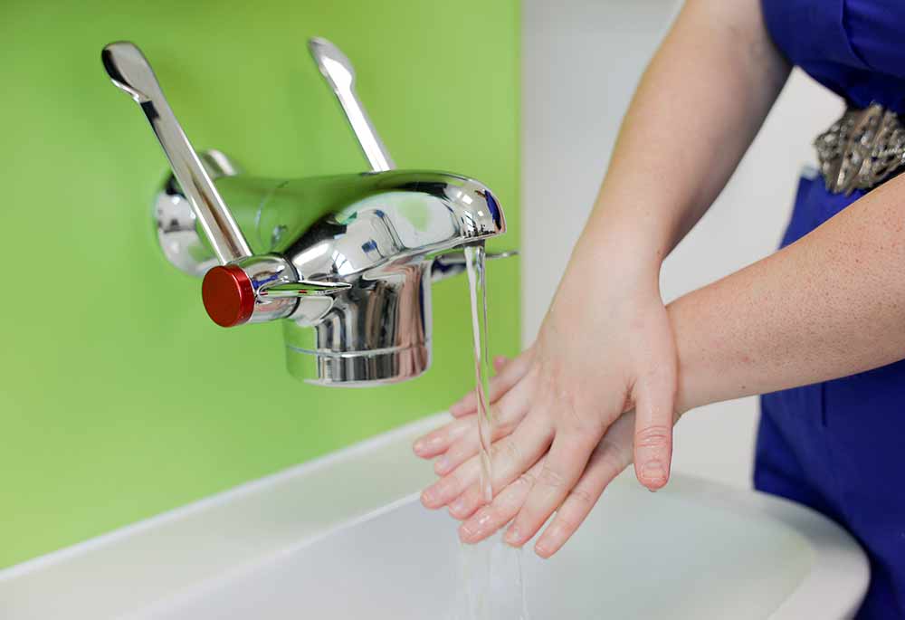 A nurse washing their hands